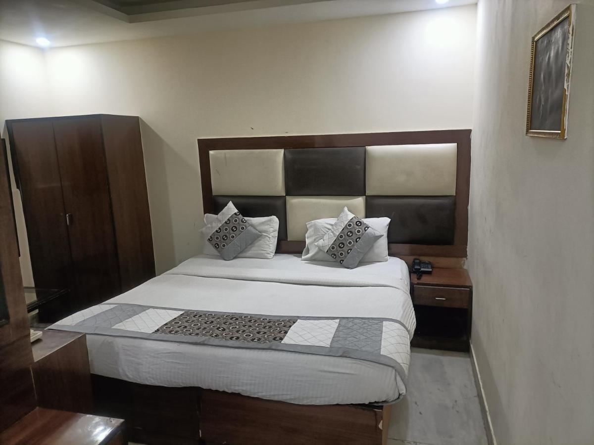 Airport Hotel Breeze Új-Delhi Kültér fotó