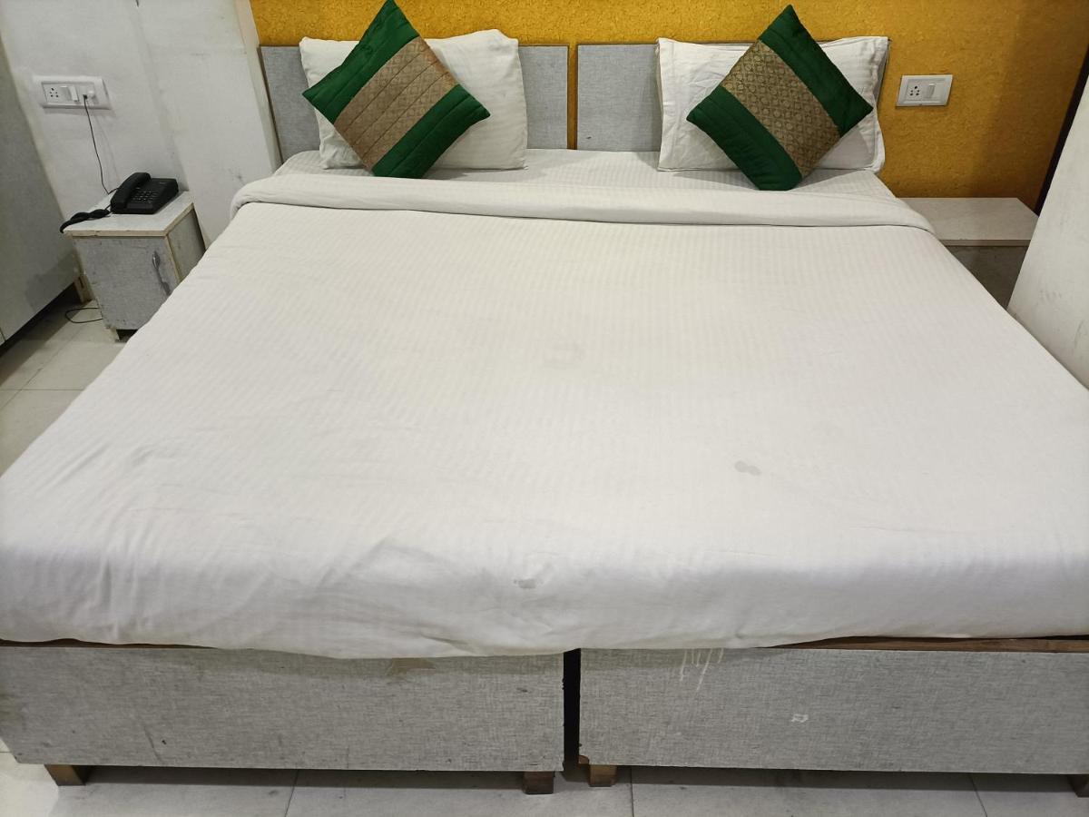 Airport Hotel Breeze Új-Delhi Kültér fotó
